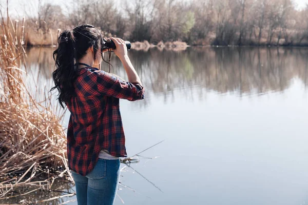 Mladá Bruneta Žena Molo Jezero Dalekohledy Kostkované Košili — Stock fotografie