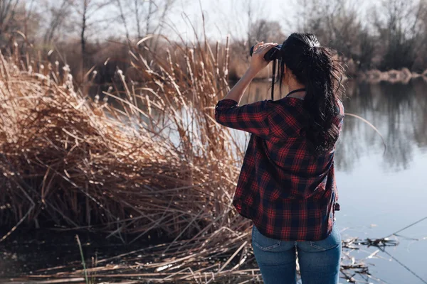 Jonge Brunette Vrouw Een Lake Steiger Met Verrekijkers Geruite Shirt — Stockfoto