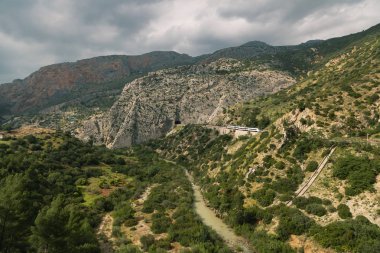 Büyük vadi çevrili tepeleri ve ardales, andalucia nehirde tünelde yaklaşan tren