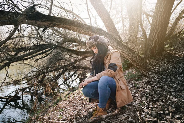 Jonge Brunette Vrouw Met Jack Lederen Bomber Hoed Gehurkt Oever — Stockfoto