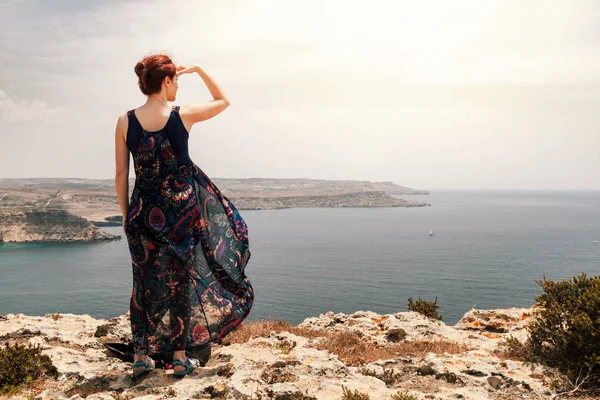 Back View Young Redhead Woman Topknot Standing Cliff Looking Far — Stock Photo, Image