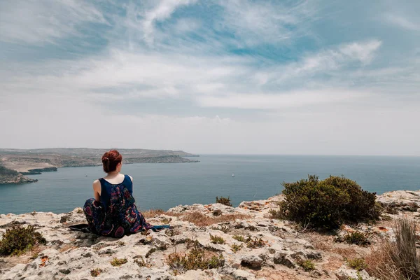 Back View Young Redhead Woman Topknot Sitting Edge Cliff Looking — Stock Photo, Image