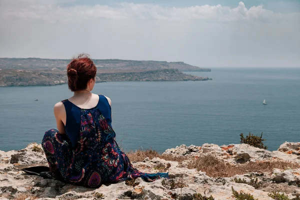 Back View Young Redhead Woman Topknot Sitting Edge Cliff Looking — Stock Photo, Image