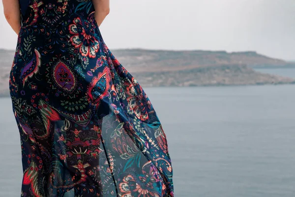 崖の端に立っている風で移動長いドレスを着た女性のクロップ撮影 — ストック写真