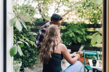 Onların köpek fotoğrafını ahşap kulübe dışında adımlar üzerinde oturan bir genç gülümseyen çiftin arkadan görünüş