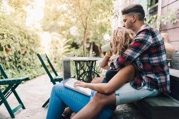 Jong Koppel Vergadering Omarmd Stappen Van Hun Houten Huis Met — Stockfoto