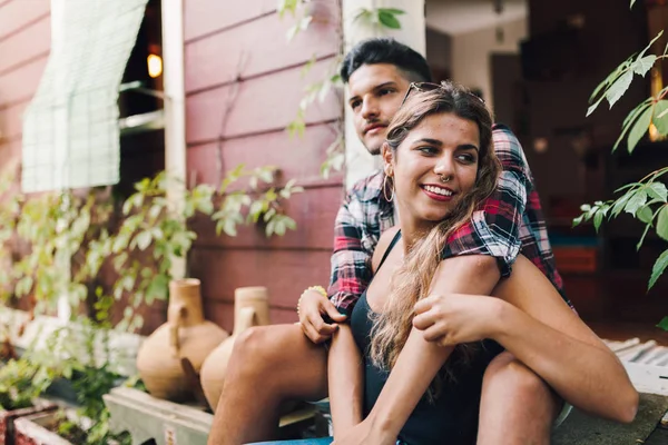 Jovem Casal Sorrindo Sentado Nos Degraus Fora Cabine Madeira — Fotografia de Stock