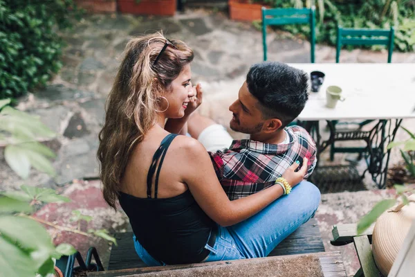 Visão Traseira Jovem Casal Sorridente Sentado Nos Degraus Fora Cabana — Fotografia de Stock