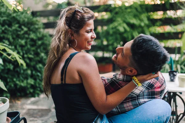 Vue Arrière Jeunes Couples Souriants Assis Sur Les Marches Extérieur — Photo