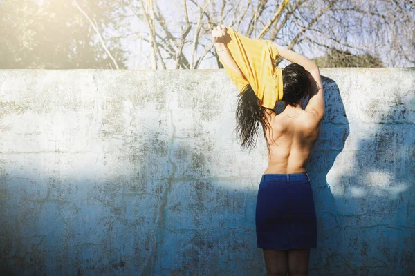 Linda Morena Contra Parede Uma Piscina Vazia Despir Com Sol — Fotografia de Stock