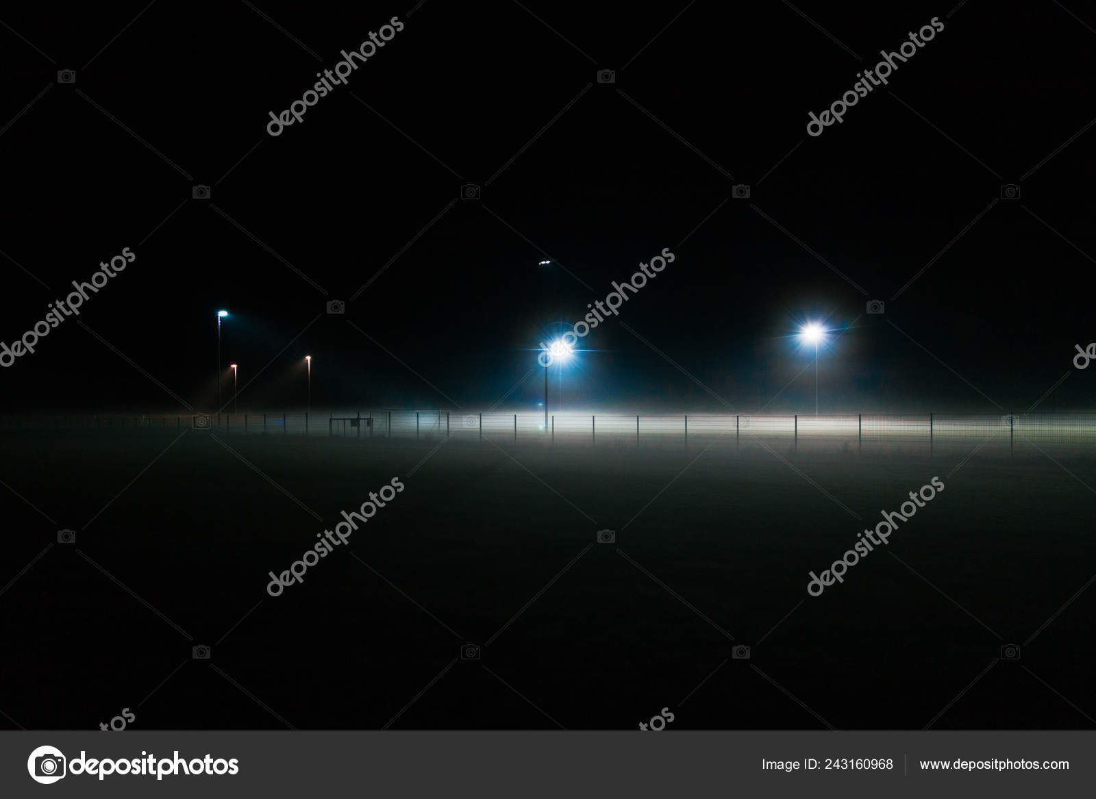 Einsamer Fussballplatz Der Nachts Von Nebel Bedeckt Ist Und Nur Stockfotografie Lizenzfreie Fotos C Vientocuatroestudio 243160968 Depositphotos