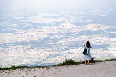Arkadan Görünüş dağ vadiden doğru seyir yolu üzerinde duran genç Redhead