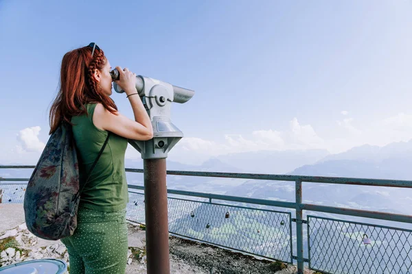 Dağlar Günbatımı Sikke Işletilen Dürbün Görüntüleyicisi Gezgin Ile Ilgilenen Genç — Stok fotoğraf