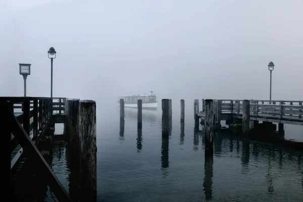 Vue Sur Jetée Bois Dans Brume Bateau Solitaire Sur Lac — Photo