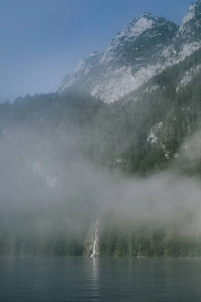 Вид Лес Среди Тумана Границе Озера Водопадом — стоковое фото