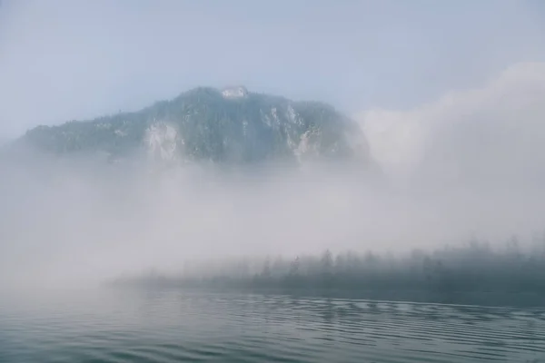 Вид Лес Горах Среди Тумана Границе Озера — стоковое фото