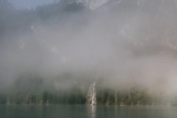 Vue Sur Forêt Parmi Brouillard Bordure Lac Avec Une Cascade — Photo