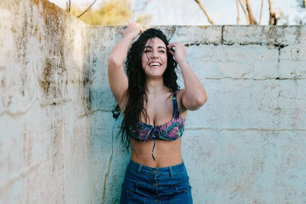 Sorrindo Jovem Morena Com Biquíni Uma Velha Piscina Vazia — Fotografia de Stock