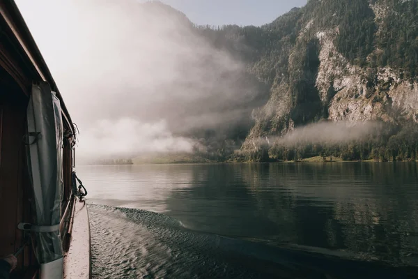 Вид Лодки Леса Горах Среди Тумана Краю Озера — стоковое фото