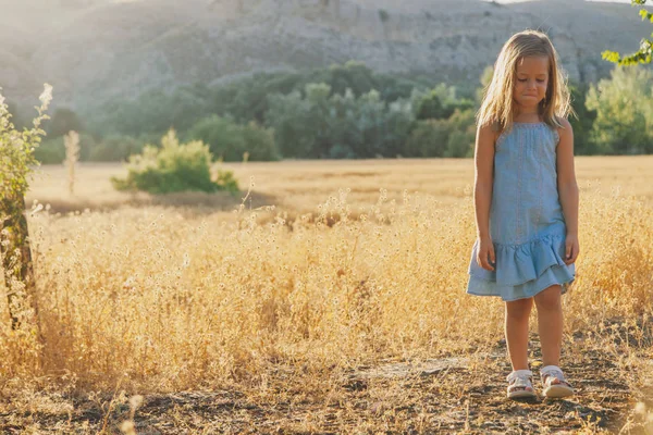 Kleine Blonde Meisje Jurk Veld Met Heuvels Achtergrond — Stockfoto