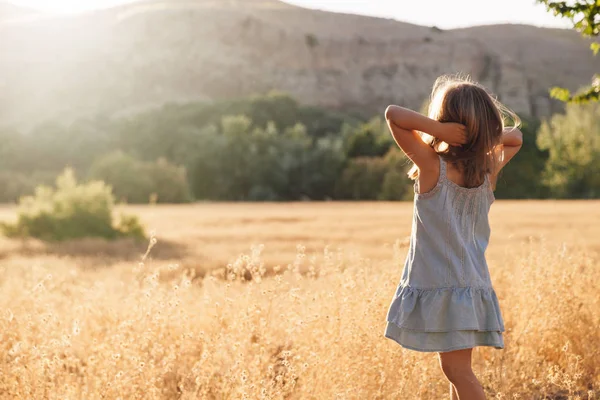 Kleines Blondes Mädchen Kleid Feld Mit Hügeln Auf Dem Hintergrund — Stockfoto