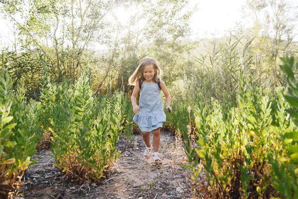 Menina Loira Vestido Com Mochila Floresta — Fotografia de Stock