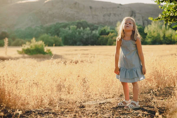 Kleine Blonde Meisje Jurk Veld Met Heuvels Achtergrond — Stockfoto