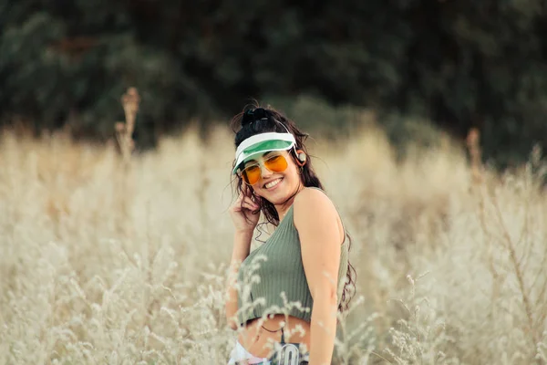 Morena mujer escuchando música —  Fotos de Stock