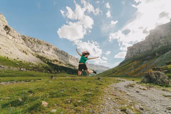 Büyük bir vadide atlama genç Kızıl saçlı kadın — Stok fotoğraf