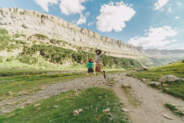 Genç çift soaso büyük bir vadi içinde atlama — Stok fotoğraf