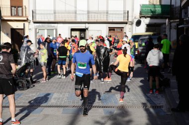 Maraton vias verdes Perales de Tajuna, Madrid, İspanya ile yoluna üzerinde 24 Mart 2019 - Madrid, İspanya - koşucu.