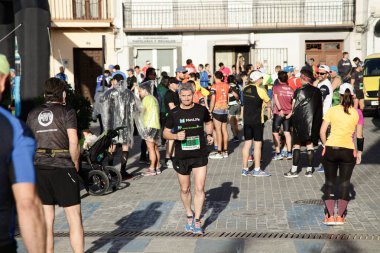 Maraton vias verdes Perales de Tajuna, Madrid, İspanya ile yoluna üzerinde 24 Mart 2019 - Madrid, İspanya - koşucu.