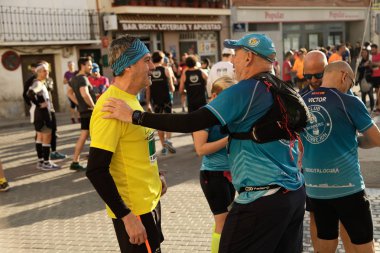 Maraton vias verdes Perales de Tajuna, Madrid, İspanya ile yoluna üzerinde 24 Mart 2019 - Madrid, İspanya - koşucu.