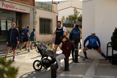 Maraton vias verdes Perales de Tajuna, Madrid, İspanya ile yoluna üzerinde 24 Mart 2019 - Madrid, İspanya - koşucu.