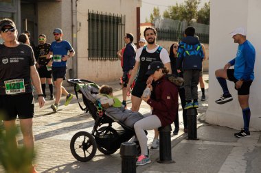Maraton vias verdes Perales de Tajuna, Madrid, İspanya ile yoluna üzerinde 24 Mart 2019 - Madrid, İspanya - koşucu.