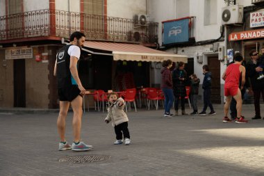 Maraton vias verdes Perales de Tajuna, Madrid, İspanya ile yoluna üzerinde 24 Mart 2019 - Madrid, İspanya - koşucu.