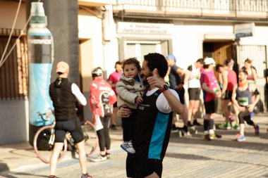 Maraton vias verdes Perales de Tajuna, Madrid, İspanya ile yoluna üzerinde 24 Mart 2019 - Madrid, İspanya - koşucu.