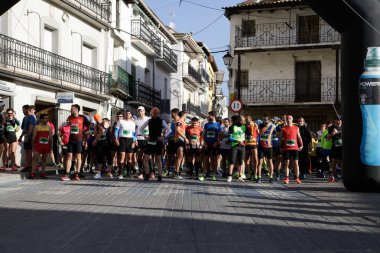 Maraton vias verdes Perales de Tajuna, Madrid, İspanya ile yoluna üzerinde 24 Mart 2019 - Madrid, İspanya - koşucu.