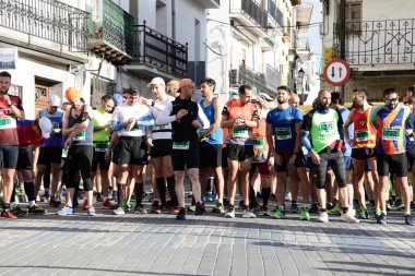 Maraton vias verdes Perales de Tajuna, Madrid, İspanya ile yoluna üzerinde 24 Mart 2019 - Madrid, İspanya - koşucu.