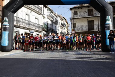 Maraton vias verdes Perales de Tajuna, Madrid, İspanya ile yoluna üzerinde 24 Mart 2019 - Madrid, İspanya - koşucu.