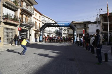 Maraton vias verdes Perales de Tajuna, Madrid, İspanya ile yoluna üzerinde 24 Mart 2019 - Madrid, İspanya - koşucu.