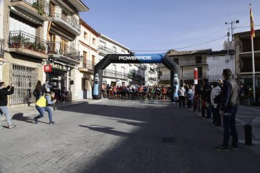 Maraton vias verdes Perales de Tajuna, Madrid, İspanya ile yoluna üzerinde 24 Mart 2019 - Madrid, İspanya - koşucu.