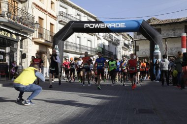 Maraton vias verdes Perales de Tajuna, Madrid, İspanya ile yoluna üzerinde 24 Mart 2019 - Madrid, İspanya - koşucu.