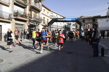 Maraton vias verdes Perales de Tajuna, Madrid, İspanya ile yoluna üzerinde 24 Mart 2019 - Madrid, İspanya - koşucu.