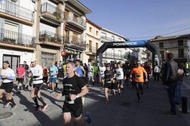 Maraton vias verdes Perales de Tajuna, Madrid, İspanya ile yoluna üzerinde 24 Mart 2019 - Madrid, İspanya - koşucu.