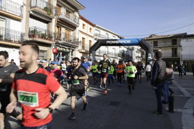Maraton vias verdes Perales de Tajuna, Madrid, İspanya ile yoluna üzerinde 24 Mart 2019 - Madrid, İspanya - koşucu.