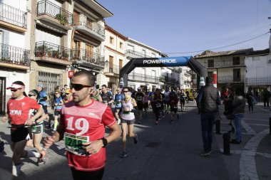 Maraton vias verdes Perales de Tajuna, Madrid, İspanya ile yoluna üzerinde 24 Mart 2019 - Madrid, İspanya - koşucu.