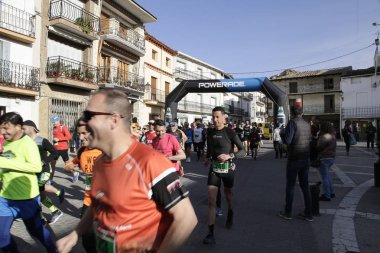 Maraton vias verdes Perales de Tajuna, Madrid, İspanya ile yoluna üzerinde 24 Mart 2019 - Madrid, İspanya - koşucu.