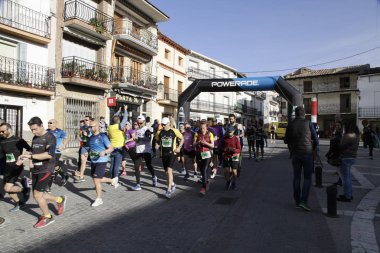 Maraton vias verdes Perales de Tajuna, Madrid, İspanya ile yoluna üzerinde 24 Mart 2019 - Madrid, İspanya - koşucu.