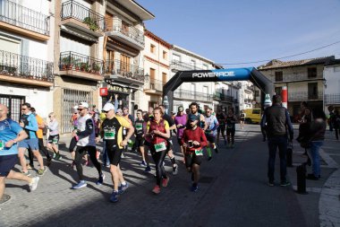 Maraton vias verdes Perales de Tajuna, Madrid, İspanya ile yoluna üzerinde 24 Mart 2019 - Madrid, İspanya - koşucu.